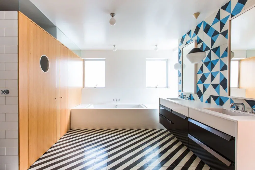 Cómo utilizar mosaicos artesanales para crear una óptica espaciosa y luminosa en tu baño