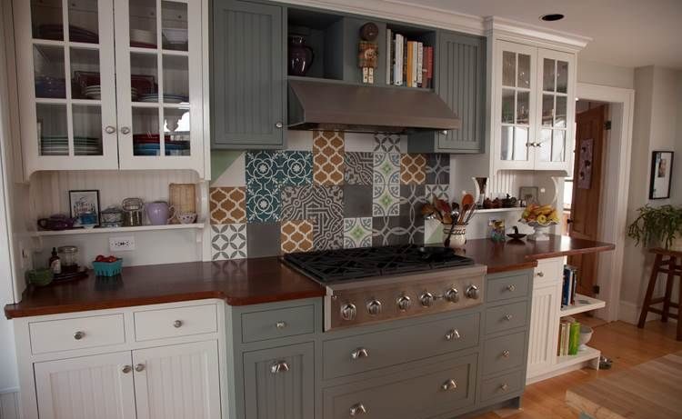 ¿Cómo instalar mosaico de cemento en la salpicadera de la cocina?